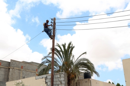 En Libye, de nombreuses villes, comme la capitale Tripoli, subissent de longues coupures d'électricité.