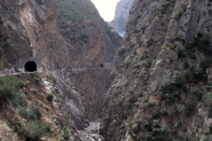 Route de montagne dans les gorges de Kherrata.
