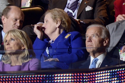 L'ancienne secrétaire d'Etat américaine Madeleine Albright, en compagnie de Joe Biden et de son épouse Jill (à gauche), en 2012.