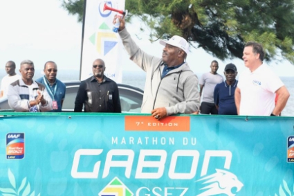 Sébastien Bottari (à droite) et le président Ali Bongo, lors du marathon du Gabon, en novembre 2019.