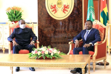 Le vice-président de la transition malienne Assimi Goita et le président du Togo, Faure Gnassimbé, à Lomé, le 28 décembre.