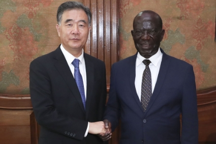 Le vice-président ougandais Edward Ssekandi (à droite) en compagnie de Wang Yang, président du Comité national de la Conférence consultative politique du peuple chinois (CPPCC), en 2018.
