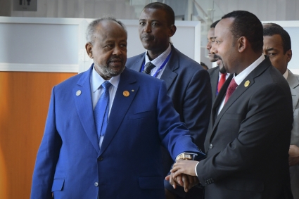Le président djiboutien Ismail Omar Guelleh (à gauche) et le premier ministre éthiopien Abiy Ahmed Ali (à droite), lors du sommet de l'Union africaine en Ethiopie, le 9 février 2020.