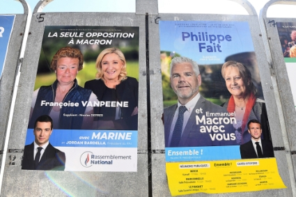 Affiches électorales des candidats qualifiés pour le second tour des législatives dans la 4e circonscription du Pas-de-Calais, Philippe Fait (Ensemble) et Francoise Vanpeene (RN).