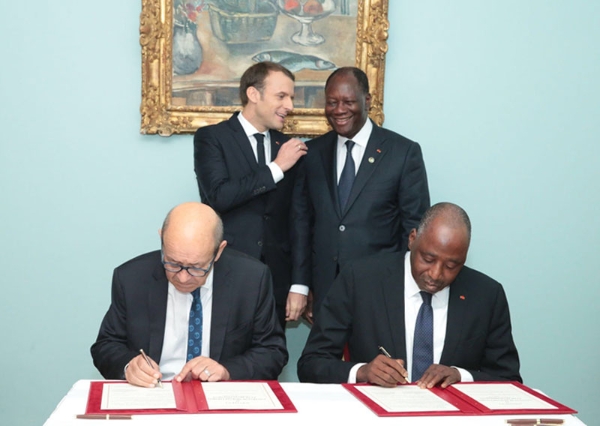 Macron et Ouattara assistent à la signature d'une convention entre l'AFD et le gouvernement ivoirien