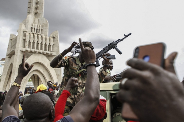 La population acclamant les militaires à Bamako après le coup d'Etat du 18 août 2020.