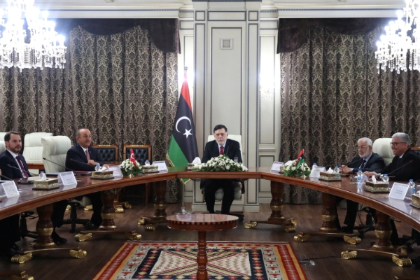 Le ministre des affaires étrangères turc Mevlüt Çavusoglu était en visite à Tripoli le 17 juin, en compagnie du chef de l'agence de renseignement turque MIT, Hakan Fidan.
