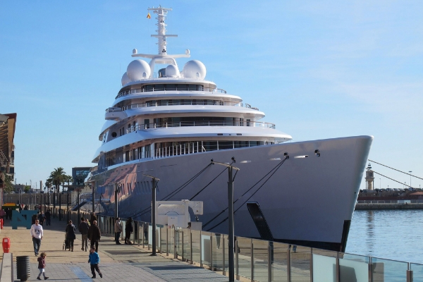 Azzam, le plus grand yacht privé au monde, propriété de l'émir d'Abou Dhabi.