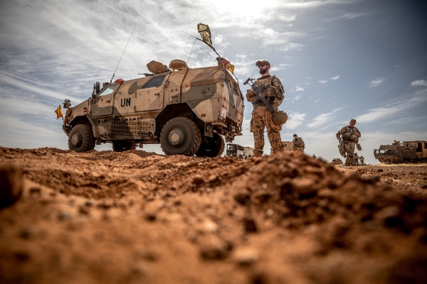 Un soldat de l'armée allemande à l'aéroport, près de la base de Gao, dans le nord du Mali.
