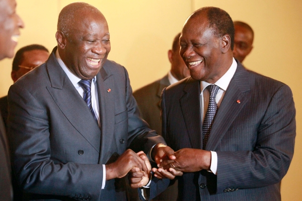 Laurent Gbagbo et Alassane Ouattara lors d'un meeting à Abidjan le 27 novembre 2010.