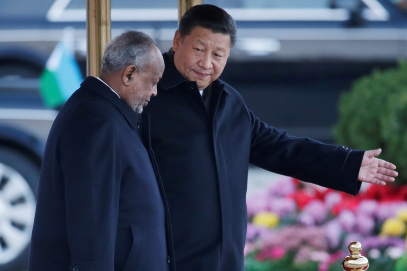 Endetté auprès de Pékin, le prédient de Djibouti Ismaïl Omar Guelleh, ici avec Xi Jinping.