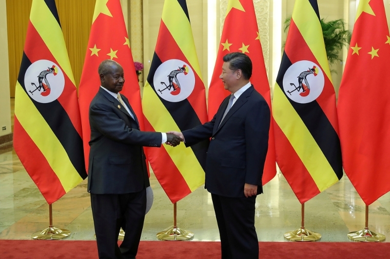 Le président ougandais Yoweri Museveni et son homologue chinois Xi Jinping à Pékin.