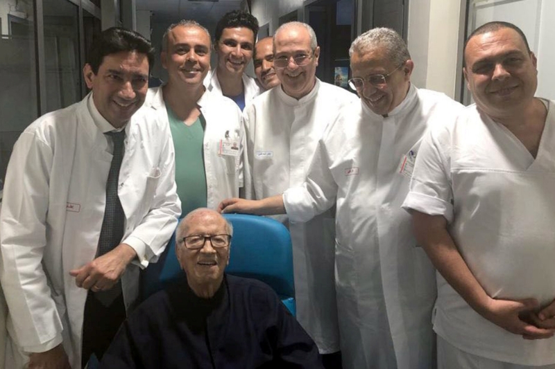 Le président tunisien Béji Caïd Essebsi entouré des membres du personnel médical.