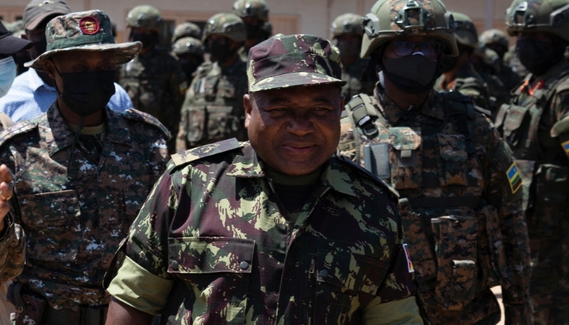 Le président mozambicain Filipe Nyusi, en tenue militaire, lors d'une visite du président rwandais Paul Kagame, le 24 septembre 2021 à Pemba, dans la province de Cabo Delgado.