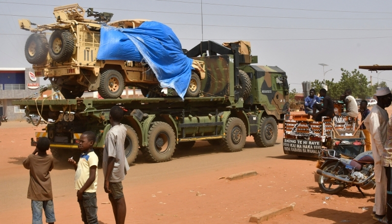 Un camion militaire nigérien participe à l'escorte d'un convoi militaire français, à Niamey, le 10 octobre 2023.