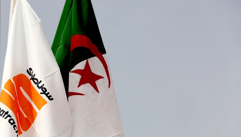 Drapeaux de l'Algérie et de Sonatrach, lors de l'inauguration du centre de séparation et de compression HGA Sud-Hassi Messaoud, le 23 février 2023.