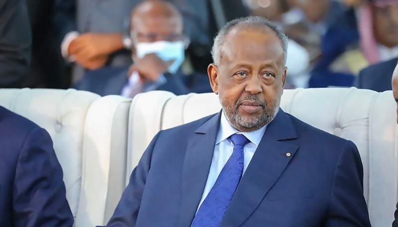 Ismaïl Omar Guelleh à la cérémonie d'investiture du président somalien Hassan Sheikh Mohamoud, le 9 juin 2022, à Mogadiscio.