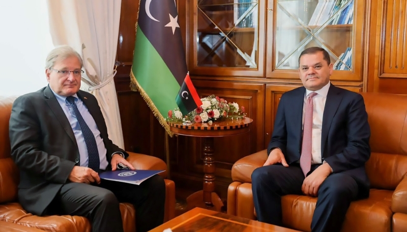 Abdelhamid Dabaiba rencontre l'ambassadeur des États-Unis en Libye, Richard Norland, à Tripoli, le 28 juin 2022.