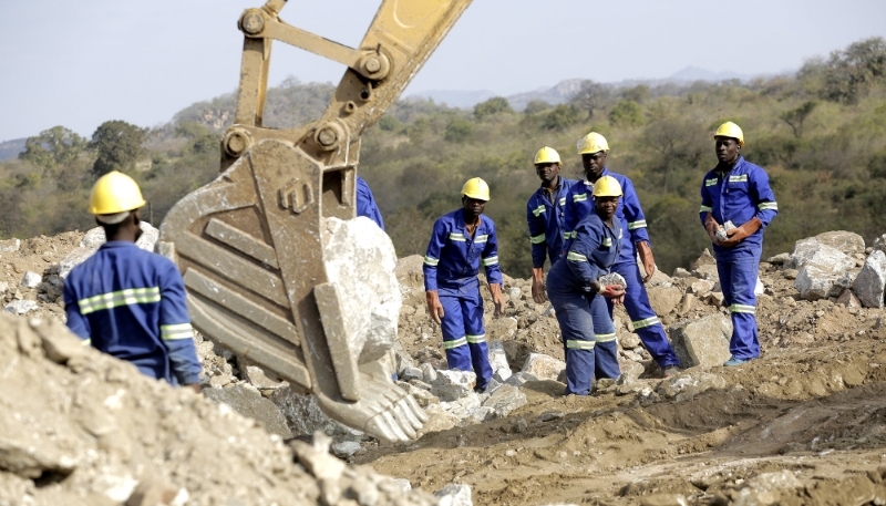 Des ouvriers sur la mine de lithium de Sandawana, au Zimbabwe, le 26 juillet 2023.