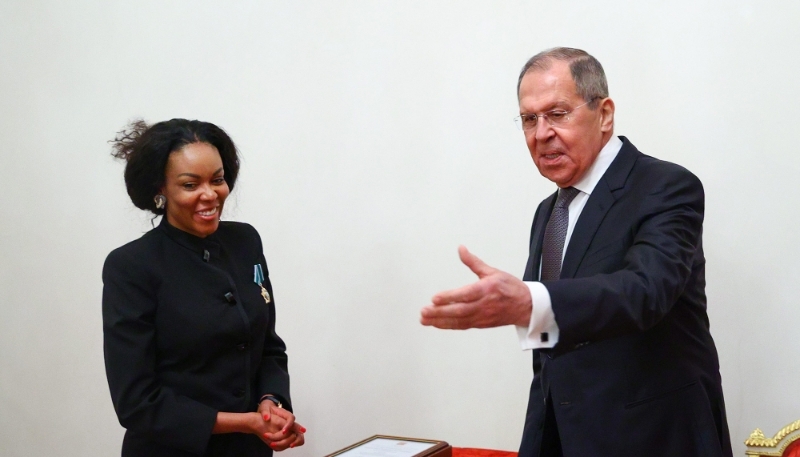Sergei Lavrov accueille la conseillère présidentielle congolaise Françoise Joly à Moscou le 1er mars 2021.