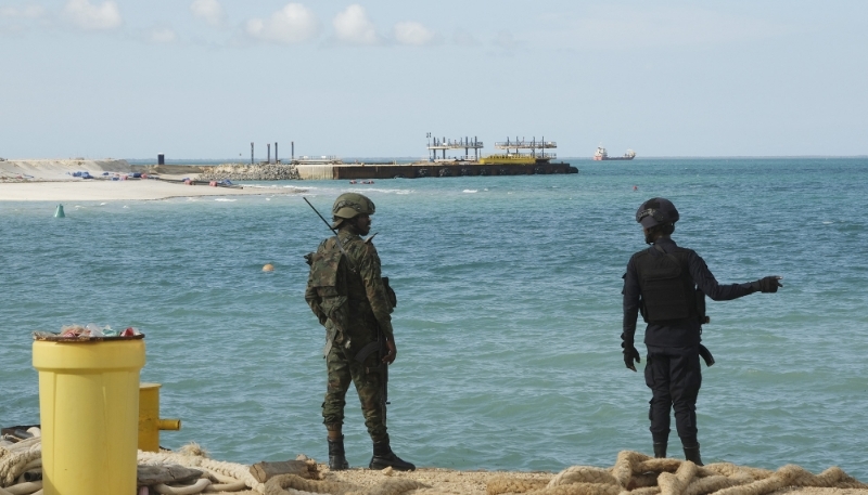 Un policier et un soldat rwandais gardent le projet de Total Mozambique LNG, à Afungi, dans la province de Cabo Delgado, au Mozambique, le 29 septembre 2022.