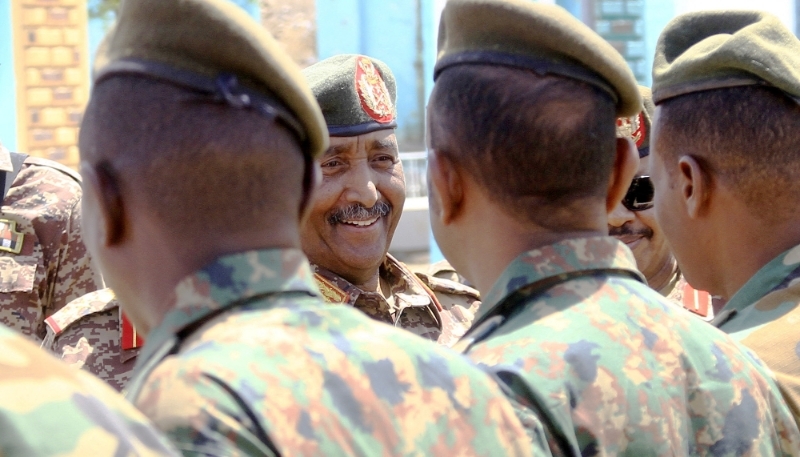 Le chef de l'armée soudanaise, Abdel Fattah al-Burhan salue le personnel militaire dans l'Etat de Gedaref, le 1er jour de l'Aid al-Fitr, le 10 avril 2024.