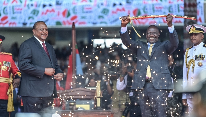 Uhuru Kenyatta et William Ruto à Nairobi, le 13 septembre 2022, lors de la passation de pouvoir.