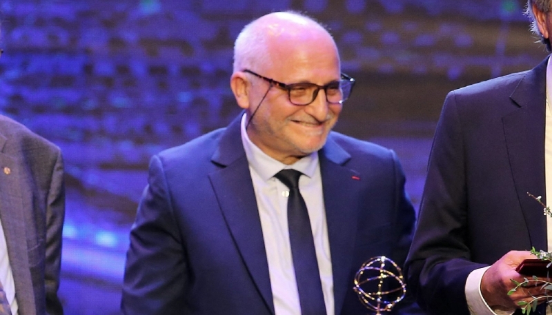 Le scientifique marocain Rachid Yazami reçoit le Grand Prix VinFuture, le 20 décembre 2023, à Hanoï, au Vietnam.