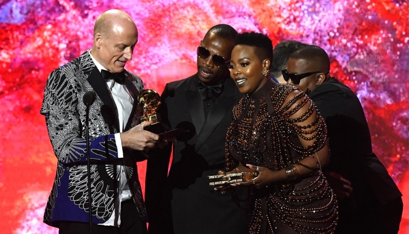 Les Sud-Africains Wouter Kellerman (flûte), Zakes Bantwini (production) et Nomcebo Zikode (chant) recevant le prix de la meilleure performance musicale mondiale lors des Grammy Awards à Los Angeles, le 5 février 2023.