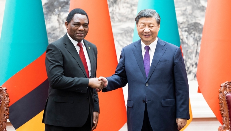 Le président zambien Hakainde Hichilema et le président chinois Xi Jinping, durant une visite d'État à Pékin le 15 septembre 2023.