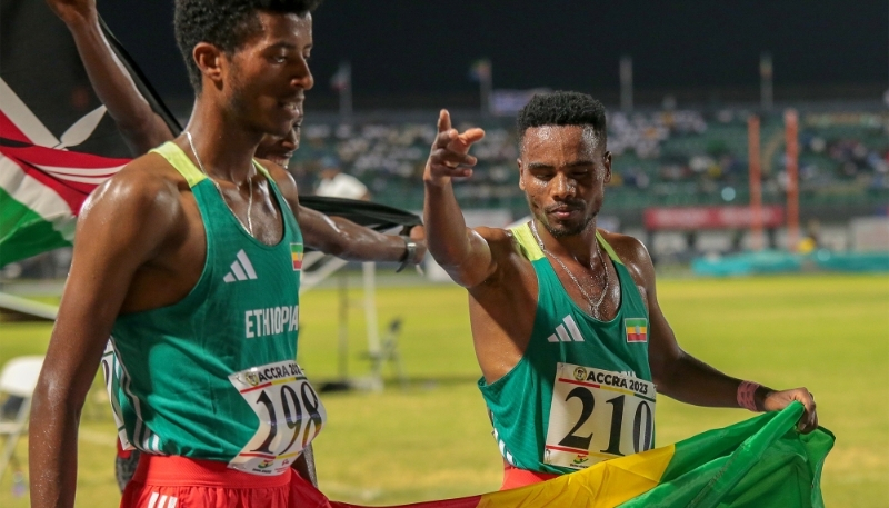 Samuel Firewu Fiche et Simon Kiprop, deux sportifs éthiopiens, après le 3000 m masculin des 13es Jeux africains à Accra, au Ghana, le 18 mars 2024.
