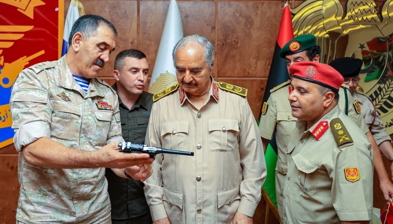 Le vice-ministre russe de la défense, Iounous-bek Evkourov, en compagnie de Khalifa Haftar, à Benghazi, le 24 août 2023.