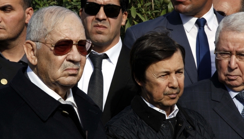 Saïd Bouteflika (au centre) aux côtés d'Ahmed Gaid Salah (gauche) aux funérailles du général Mohamed Atailia à Alger, le 10 décembre 2017.