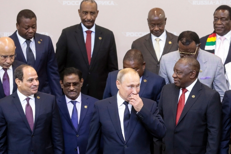 Le président russe Vladimir Poutine se tient à côté du président égyptien Abdel Fattah al-Sisi et du président sud-africain Cyril Ramaphosa lors du Sommet Afrique-Russie 2019 à Sotchi.