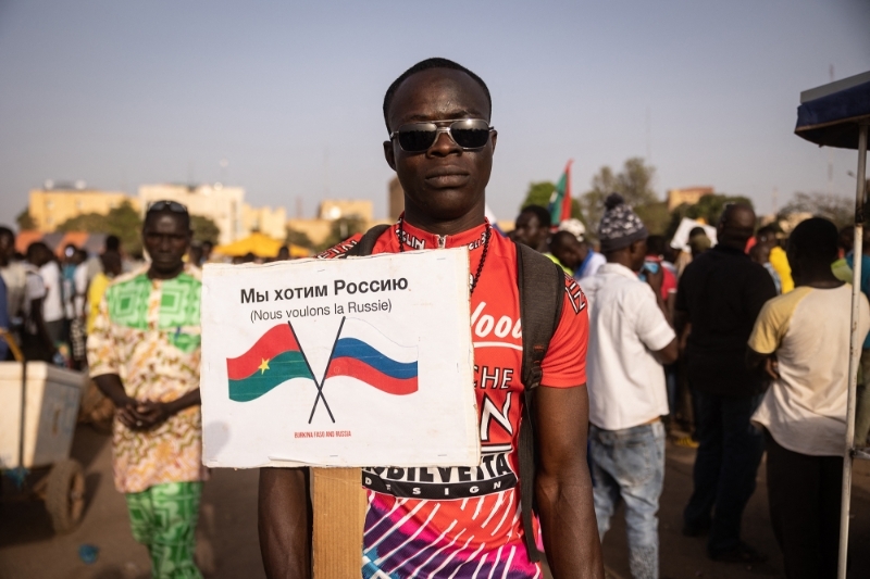 Un manifestant tenant une bannière pro-russe à Ouagadougou, le 19 février 2022.