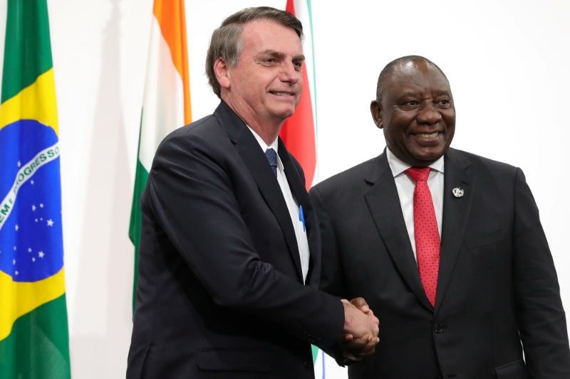 Le président du Brésil, Jair Bolsonaro (G), serre la main de son homologue sud-africain, Cyril Ramaphosa, lors du sommet des BRICS à Osaka, au Japon, le 28 juin 2019.