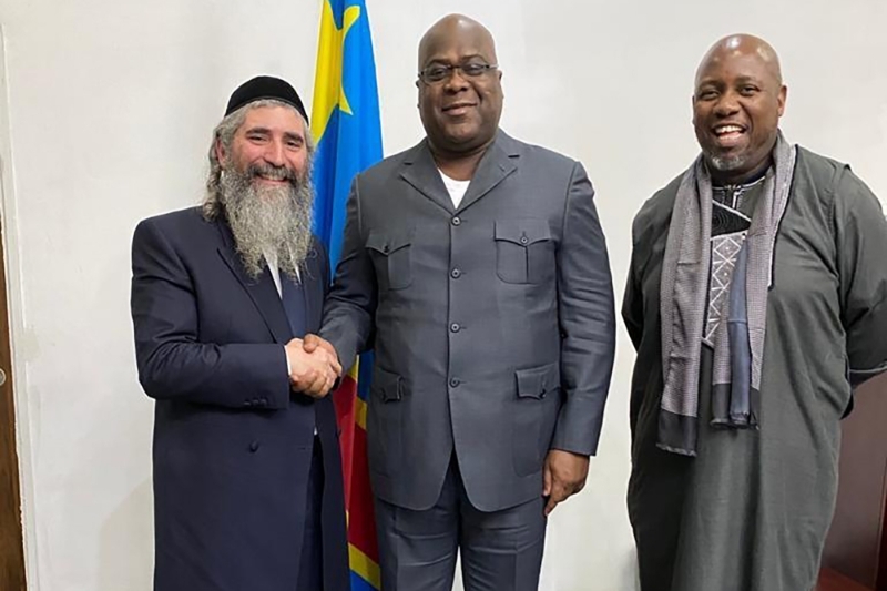 Le rabbin Avraham Moyal (à gauche), le président congolais Félix Tshisekedi et le pasteur Paul-David Olangi (à droite), en mars 2021 à Kinshasa.
