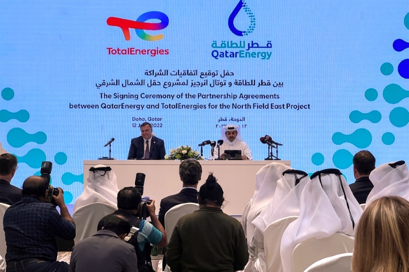 Le PDG de TotalEnergies, Patrick Pouyanné et son homologue de QatarEnergy, Saad Sherida al-Kaabi, lors de la signature de l'accord de partenariat sur le projet North Field East, à Doha, au Qatar, le 12 juin 2022.