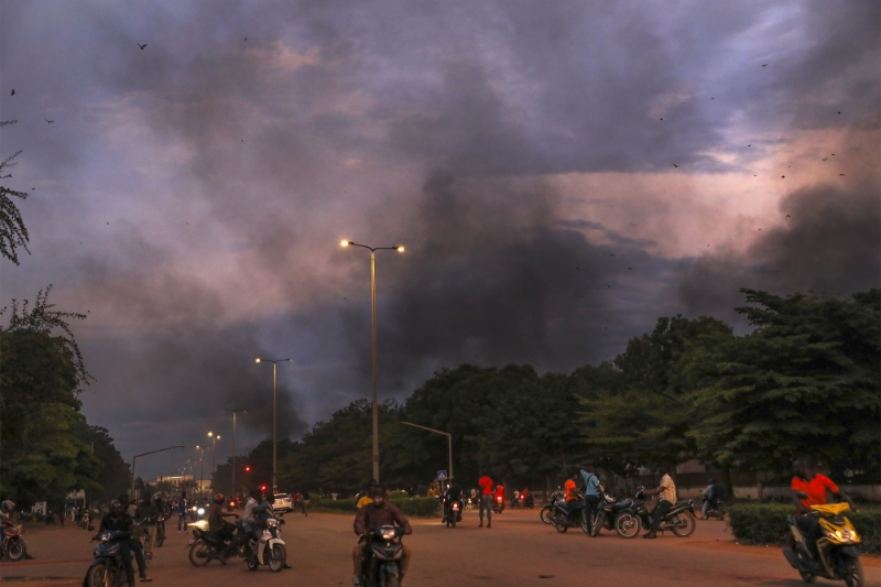 L'atmosphère enfumée des alentours de l'ambassade de France au Burkina Faso, le 1er octobre,