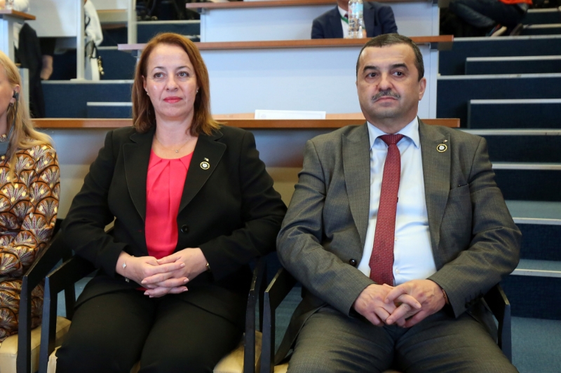 La ministre de l'environnement et de la transition énergétique, Samia Moualfi, avec Mohamed Arkab, ministre de l'énergie et des mines, à Alger, le 11 octobre 2022.