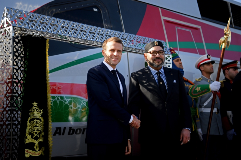 Le président français Emmanuel Macron (à gauche) et le roi du Maroc Mohammed VI lors de l'inauguration d'une ligne à grande vitesse à la gare de Tanger, au Maroc, le 15 novembre 2018.