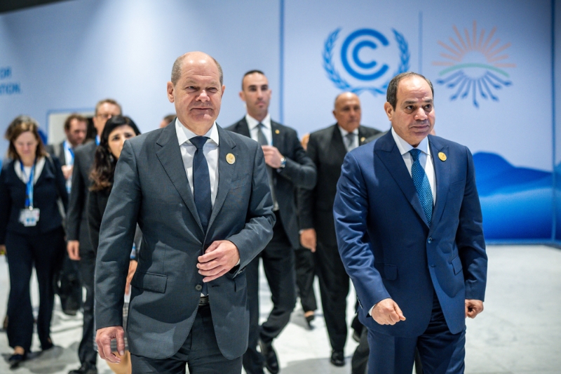 Le chancelier allemand Olaf Scholz aux côtés du président égyprien Abdelfattah al-Sisi à la COP 27, le 8 novembre 2022, avant la table ronde consacrée aux investissements dans l'hydrogène vert.