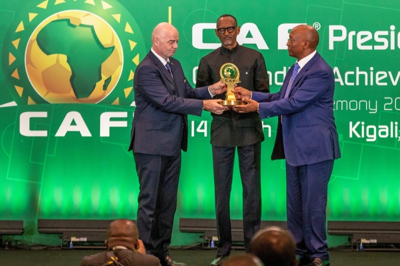 Le président de la FIFA, Gianni Infantino, le président du Rwanda, Paul Kagame, et le président de la Confédération africaine de football, Patrice Motsepe, à la cérémonie de remise des prix du président de la CAF, à Kigali, le 14 mars 2023.