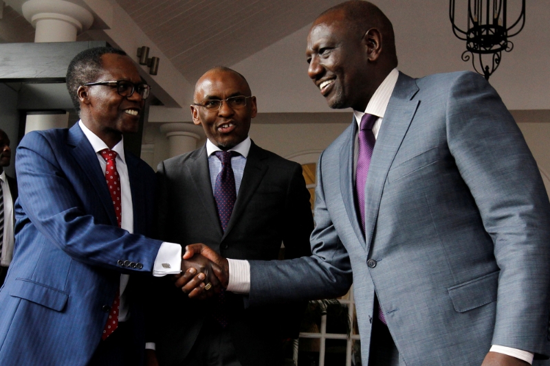 William Ruto salue le PDG de la NCBA Bank, John Gachora, sous le regard du PDG de Safaricom, Peter Ndegwa, après une conférence de presse à Nairobi, le 28 septembre 2022.