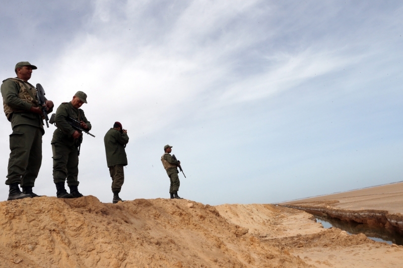 Soldats tunisiens à proximité de la clôture anti-djihadistes, dans l'est de la Tunisie à Ben Guerdane, le 6 février 2016.