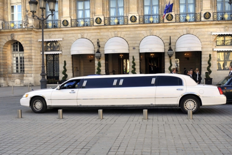 Une limousine devant le Ritz, place Vendôme à Paris.