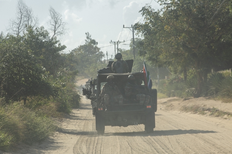Un convoi de militaires sud-africains, participant à la SAMIM, dans le district de Pemba, le 5 août 2021.