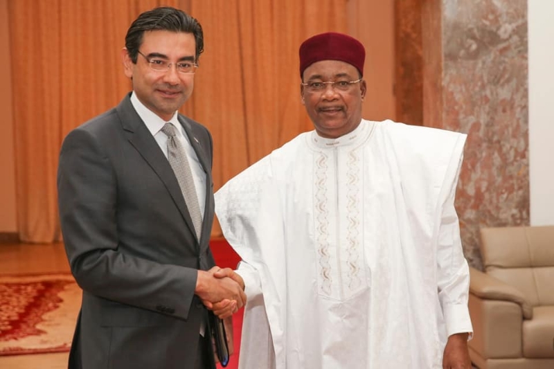 L'ambassadeur turc au Niger Mustafa Türker Ari en compagnie du président Mahamadou Issoufou, en février 2020.