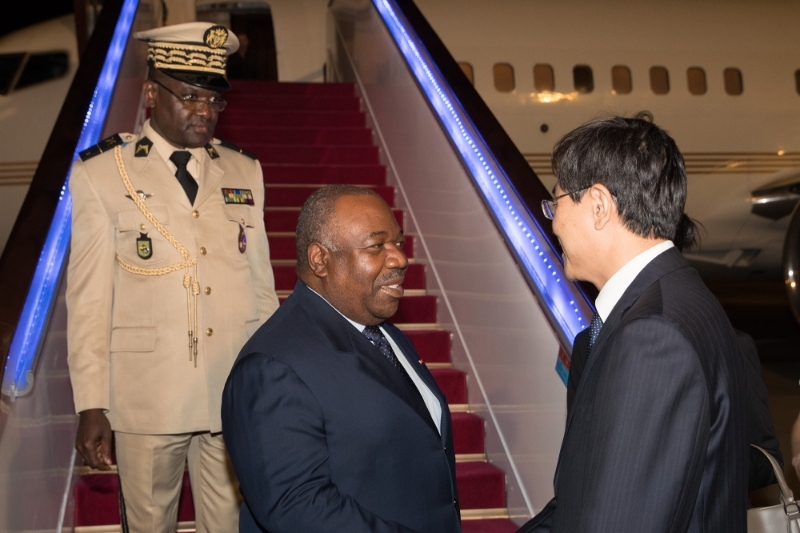 Le président gabonais Ali Bongo descendant de son avion lors d'une visite à Pékin, en 2018.