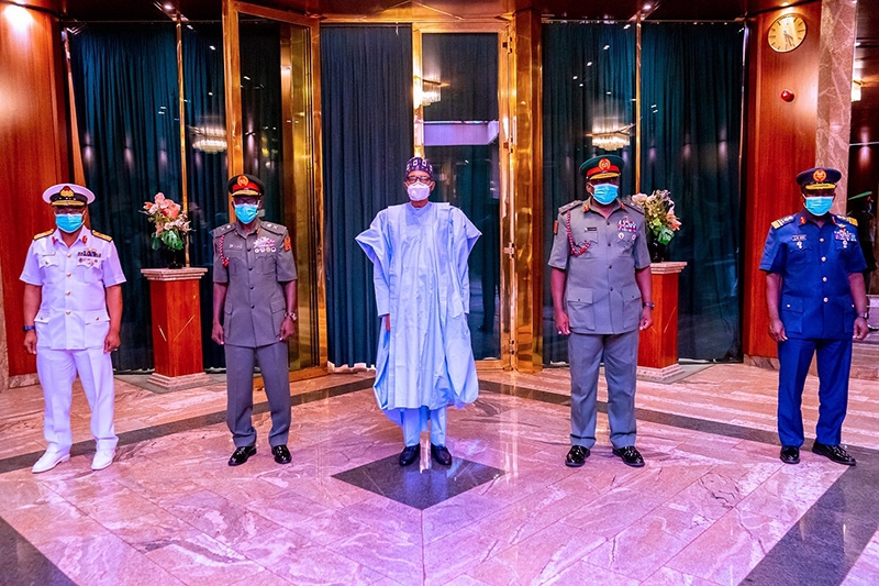 Le président nigérian Muhammadu Buhari entouré des nouveaux chefs des armées, le 26 janvier.